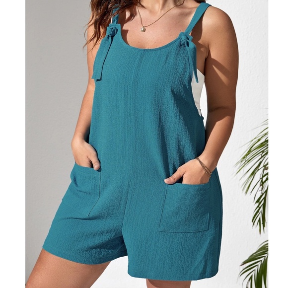 Plus Solid Shoulder Knot Pocket Romper - Picture 5 of 7